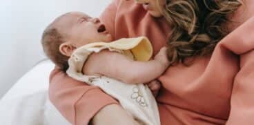 Ce facem când bebeluşul vrea doar la mama? | Demamici.ro