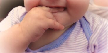 Suptul degetului sau suzeta? Care este răul cel mai mic – avantaje și dezavantaje | Demamici.ro