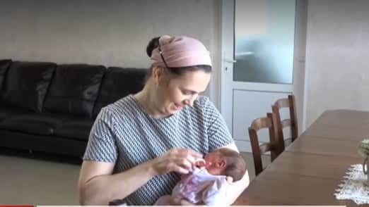 O femeie din Alba a stabilit un record național după ce a născut opt copii prin cezariană. Medici români nu recomandă mai mult de trei