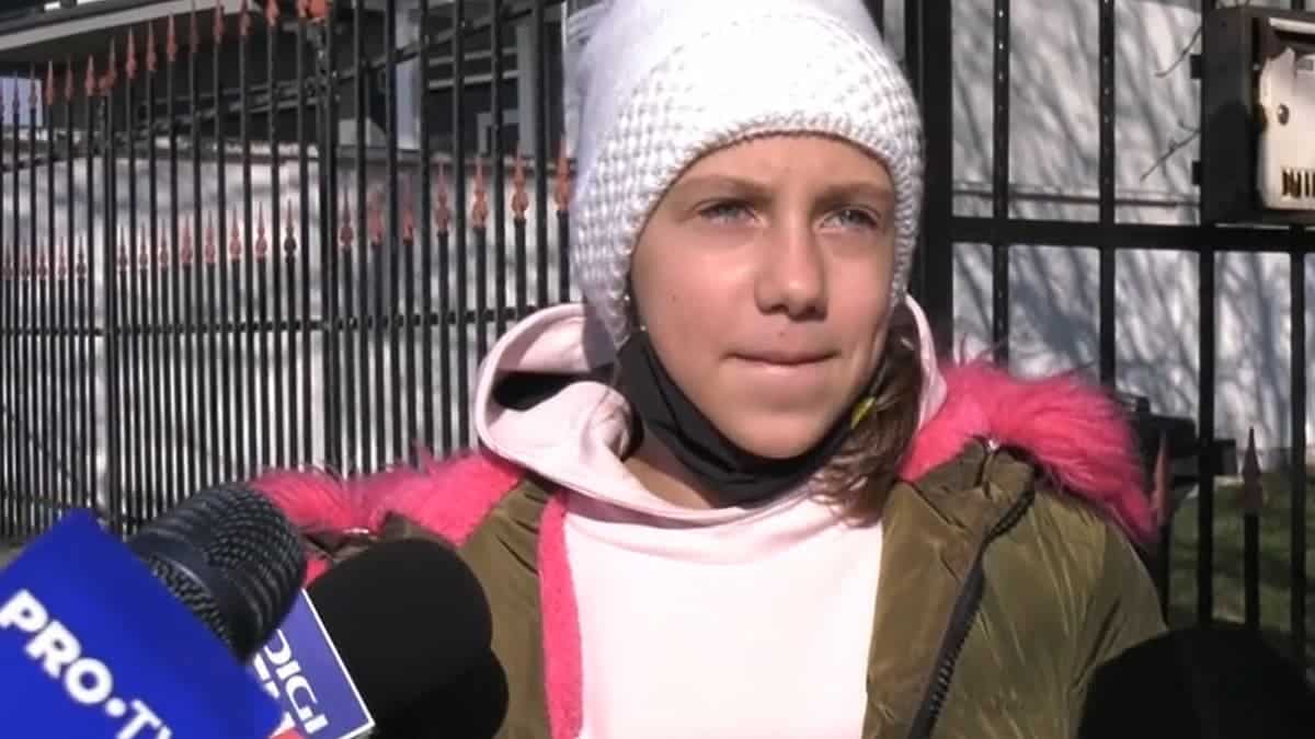 O fetiță din Oradea de 10 ani, cu părinți surdo-muți, și-a salvat fratele printr-un apel la 112: "Bună ziua. Fratele meu e palid"