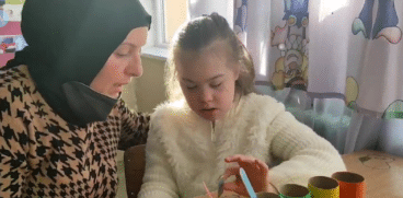 Fetiță cu sindromul Down, izolată pe un hol al școlii pe motiv că este agresivă. Președintele țării a intervenit | Demamici.ro