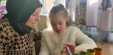 Fetiță cu sindromul Down, izolată pe un hol al școlii pe motiv că este agresivă. Președintele țării a intervenit | Demamici.ro