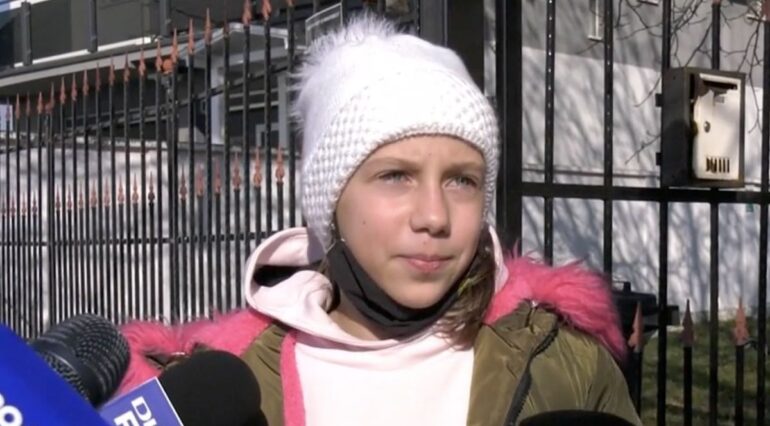 O fetiță din Oradea de 10 ani, cu părinți surdo-muți, și-a salvat fratele printr-un apel la 112: 