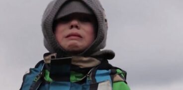 Un băiețel din Ucraina trece granița singur și plânge în hohote VIDEO | Demamici.ro