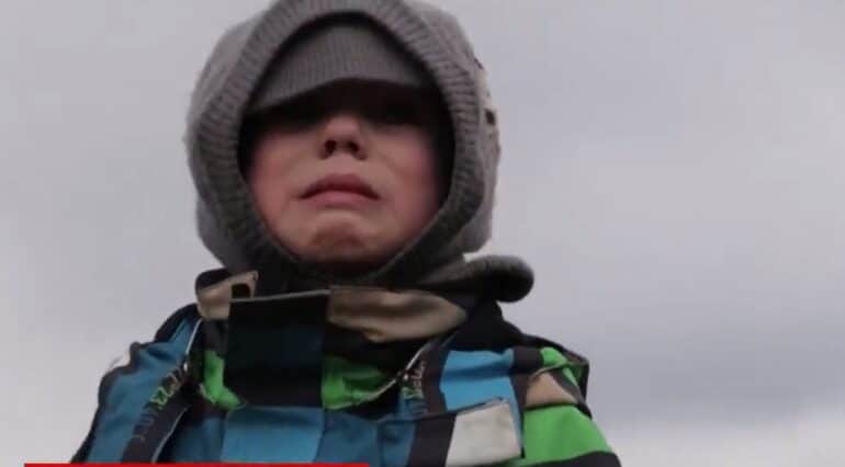 Un băiețel din Ucraina trece granița singur și plânge în hohote VIDEO | Demamici.ro