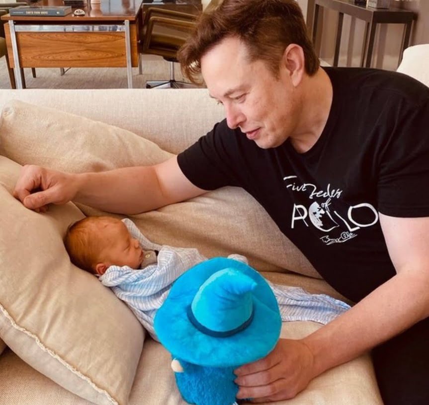  Elon Musk și cântăreața Grimes au devenit din nou părinți. Ce nume neobișnuit au ales pentru fetița lo