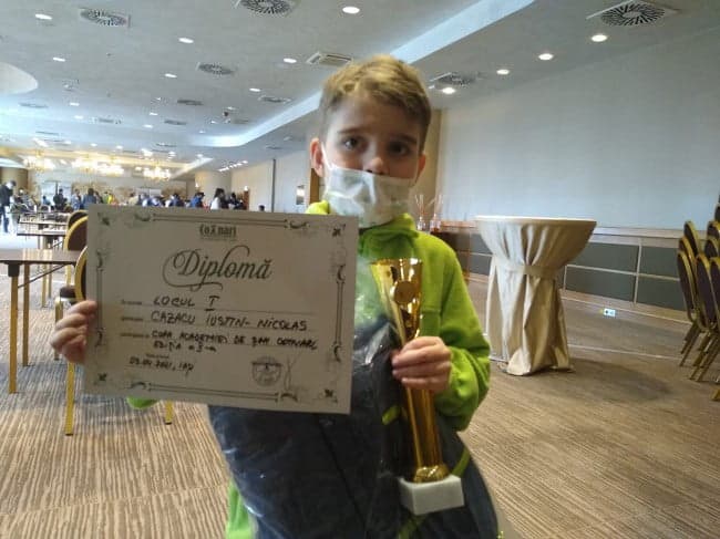 Iustin, un băiețel de 7 ani din Iași, a devenit cel mai bun jucător de șah din lume. Bunicul l-a învățat șah înainte de moartea lui