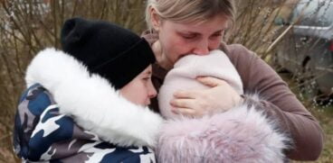 Doi frățiori ucraineni au trecut graniţa de mână cu o străină. Tatălui nu i-a fost permis să iasă din țară VIDEO | Demamici.ro