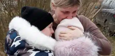 Doi frățiori ucraineni au trecut graniţa de mână cu o străină. Tatălui nu i-a fost permis să iasă din țară VIDEO | Demamici.ro