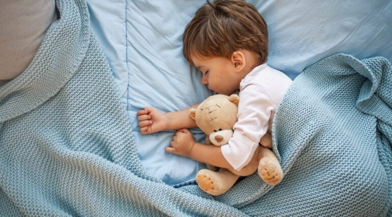 Tulburările de somn la copii: cum se învață somnul liniștit și fără dependență de părinți | Demamici.ro