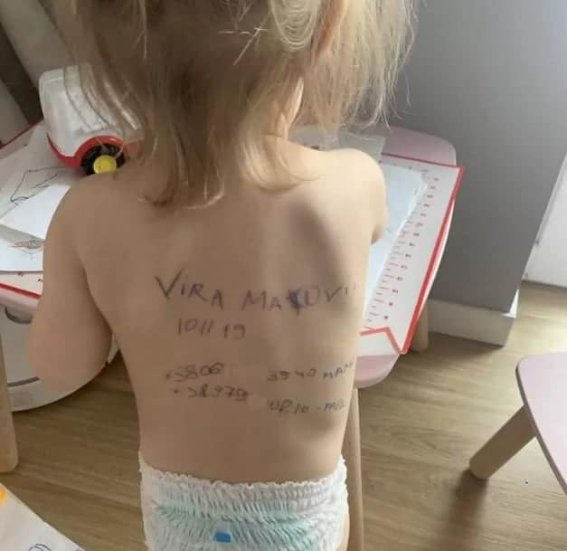 Mamele ucrainene scriu datele de identitate cu pixul pe pielea copilului. Frica de moarte le împinge la gesturi extreme