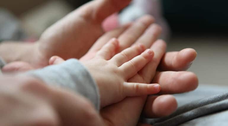 Acțiunea în stabilirea paternității din afara căsătoriei conform Codului Civil 2022: criterii eligibile | Demamici.ro