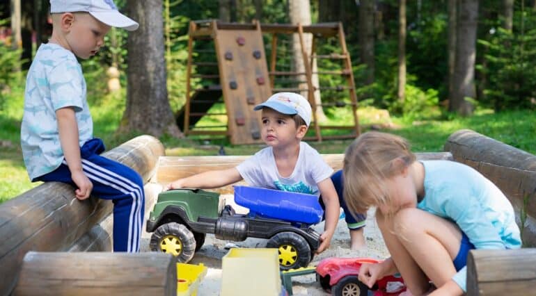 Beneficiile jocului în aer liber pentru copii | Demamici.ro