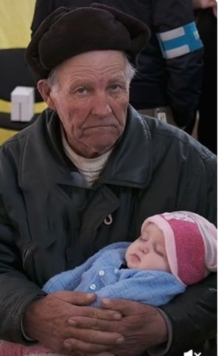 Un bunic de 84 de ani are grijă de nepoțică, într-un refugiu din Ucraina: „Am legănat-o și pentru ca ea să nu vadă niciodată ceea ce am văzut eu” | Demamici.ro