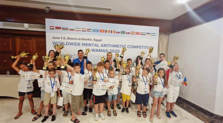 22 de elevi români, premiați pe scena Egiptului la Campionatul Internațional de Aritmetică Mentală WAMAS 2022. Participanții au avut de rezolvat 400 de calcule în 10 minute | Demamici.ro