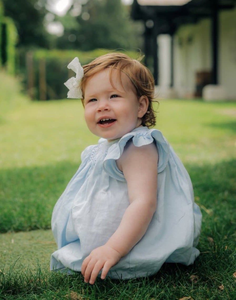 Fotografie adorabilă cu fetița cuplului Meghan Markle - Prințul Harry. Lilibet a împlinit 1 an și a moștenit părul roșcat al tatălui ei 