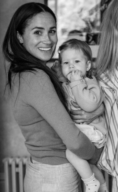 Fotografie adorabilă cu fetița cuplului Meghan Markle - Prințul Harry. Lilibet a împlinit 1 an și a moștenit părul roșcat al tatălui ei 