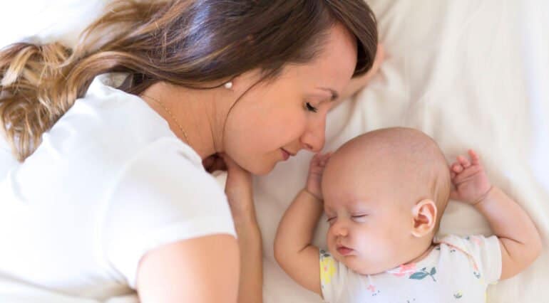 Dormitul alături de bebeluși nu este sigur. Ce indicații dau experții pentru co-sleeping | Demamici.ro