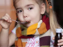 O fetiță de 3 ani din Suceava a ajuns pe mâinile medicilor după o supradoză de sirop. Mama se afla în altă cameră | Demamici.ro