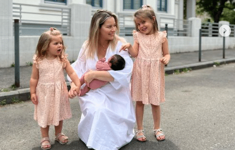 Primele imagini cu Laura Cosoi alături de cele trei fetițe. Cum arată la câteva zile de la naștere | Demamici.ro