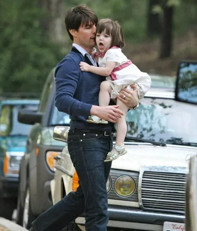 Suri Cruise, fiica lui Tom Cruise și a lui Katie Holmes, a împlinit 16 ani și e superbă. Actorul nu a mai văzut-o de 10 ani, din motive religioase