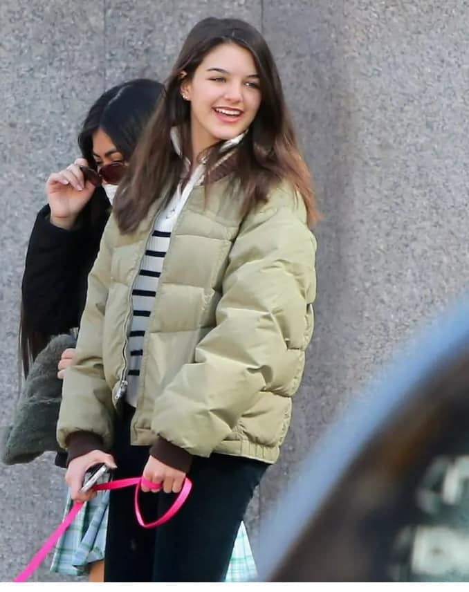 Suri Cruise, fiica lui Tom Cruise și a lui Katie Holmes, a împlinit 16 ani și e superbă. Actorul nu a mai văzut-o de 10 ani, din motive religioase