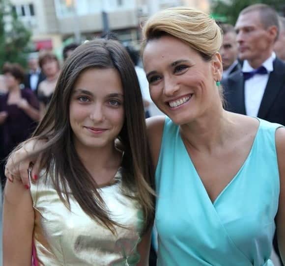 Alexia Eram, fiica Andreei Esca, a absolvit facultatea în Marea Britanie. Familia, prezentă la festivitatea de premiere: "Suntem foarte mândri de tine"