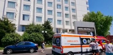 O fetiță de 2 ani a căzut de la etajul 2 al unui hotel din Eforie Nord. Un turist a găsit-o în iarbă | Demamici.ro