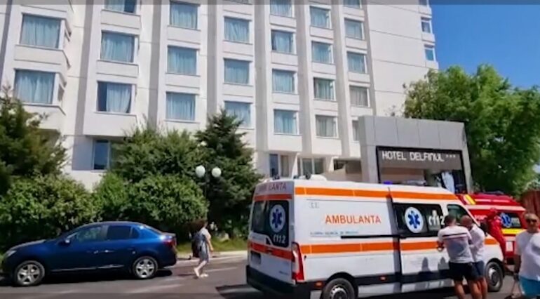 O fetiță de 2 ani a căzut de la etajul 2 al unui hotel din Eforie Nord. Un turist a găsit-o în iarbă