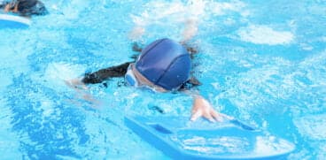 Florin, un copil de 8 ani din Brașov, a stat o săptămână la terapie intensivă după ce a fost la un pas de înec în bazinul de înot | Demamici.ro