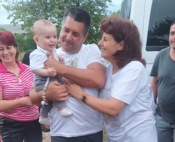  Bebelușul românilor suspectat de "sindromul copilului scuturat" a fost repatriat din Danemarca. Mathias a ajuns în siguranță la bunicii lui