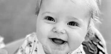 O fetiță a murit înecată în cadă. Tatăl ieșise câteva minute la o ţigară | Demamici.ro