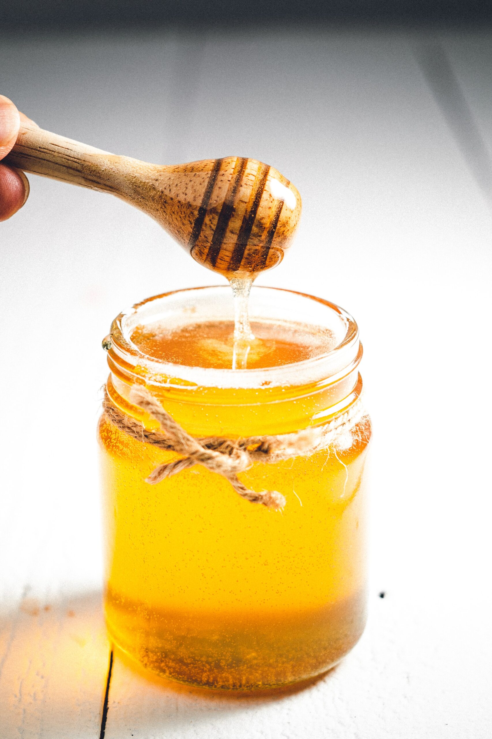 Mierea, potrivită pentru tusea uscată sau productivă? Eficacitatea ingredientului natural cu proprietăți calmante | Demamici.ro