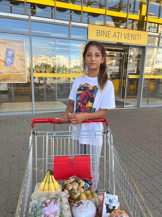 Corina, fetița care a uitat de copilărie ca să-și îngrijească cei 9 frați mai mici: "Prima dată mănâncă cei mici. Eu mă satur cu o felie de pâine"