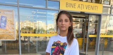 Corina, fetița care a uitat de copilărie ca să-și îngrijească cei 9 frați mai mici: „Prima dată mănâncă cei mici. Eu mă satur cu o felie de pâine” | Demamici.ro
