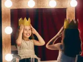 Spune-i copilului că mereu când se va privi în oglindă va vedea pe cineva care merită iubire, apreciere și respect. Urmăriți împreună „Mulan”, o lecție despre puterea interioară | Demamici.ro