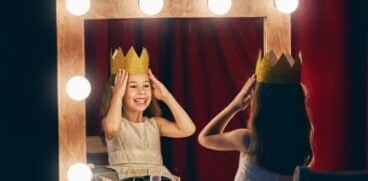 Spune-i copilului că mereu când se va privi în oglindă va vedea pe cineva care merită iubire, apreciere și respect. Urmăriți împreună „Mulan”, o lecție despre puterea interioară | Demamici.ro