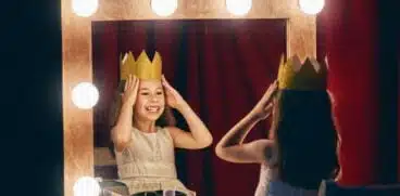 Spune-i copilului că mereu când se va privi în oglindă va vedea pe cineva care merită iubire, apreciere și respect. Urmăriți împreună „Mulan”, o lecție despre puterea interioară | Demamici.ro