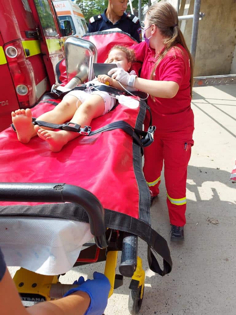 O fetiță de 4 ani din Onești a ajuns la spital după ce și-a prins mâna într-un tocător electric. Fetița a îndurat o procedură complicată pentru salvarea membrului