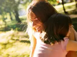 Legătura dintre mamă și copil este unică. Indiferent de greutăți, brațele mamei vor fi deschise, iar inima ei va fi mereu acolo unde îi e copilul | Demamici.ro