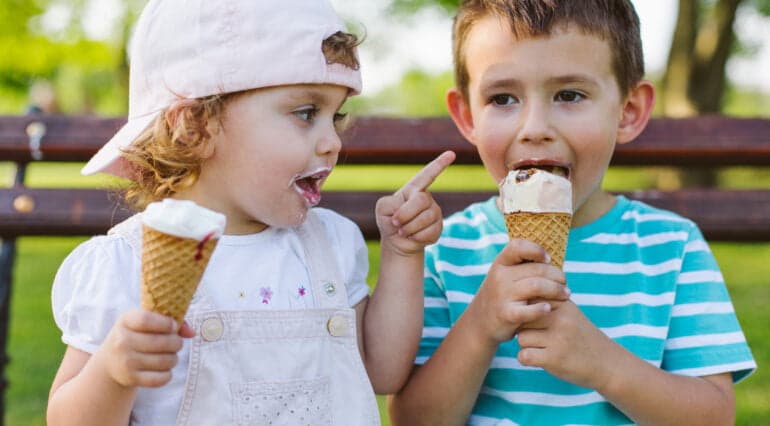 Băuturile reci și înghețata nu sunt responsabile pentru durerile în gât la copii | Demamici.ro