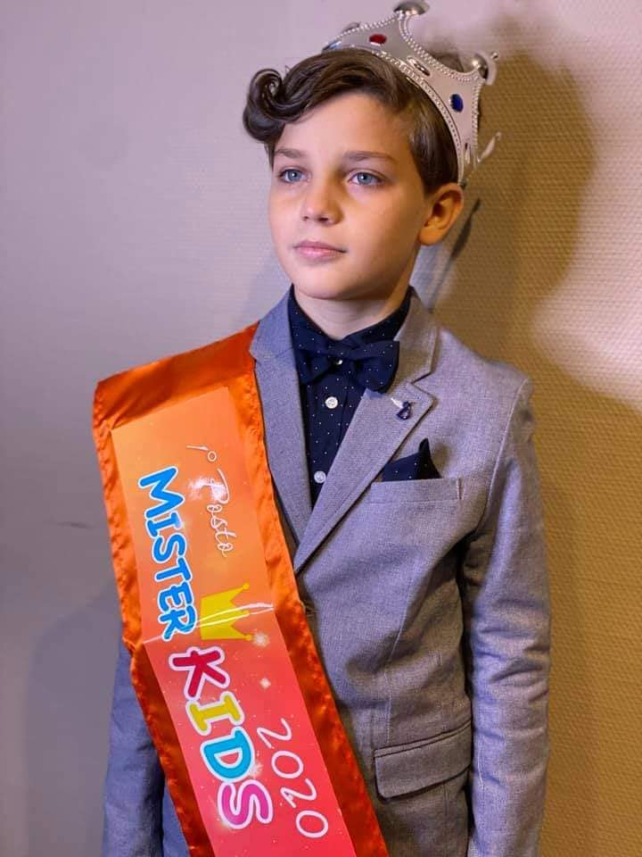 Daniel, un copil român de 13 ani, declarat "Cel mai frumos băiat din Italia". Băiatul nu e la primul trofeu de acest fel