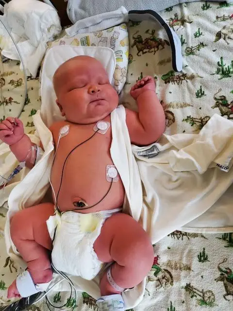 O mamă a născut un bebeluș dolofan, de peste 6 kilograme, după ce a trecut prin 19 pierderi de sarcină