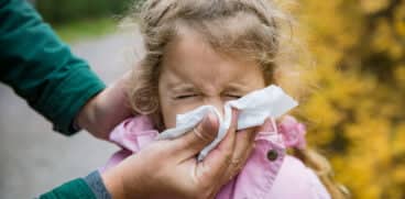 Imunitatea se formează și prin contactul cu virusuri și bacterii. Cum ne protejăm copilul de riscul de a face forme severe ale bolilor | Demamici.ro