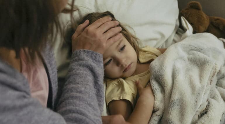 Cât de des este normal să răcească un copil în primul an de grădiniță? Cum calmăm simptomele tusei și ale gâtului iritat | Demamici.ro