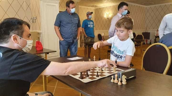 Nicolas are 8 ani, e din Iași și este unul din cei mai inteligenți copii din lume. Băiatul e campion mondial și european la șah 