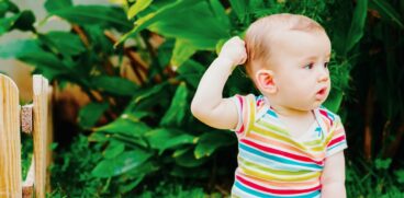 Cum să te descurci cu „boala smulgerii părului” la bebeluși. Situații care îl pot face pe bebeluș să-și smulgă părul | Demamici.ro