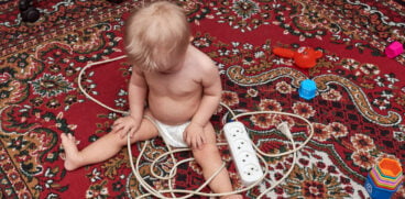 Un băiețel de un an din Vrancea a murit după ce s-a jucat un încărcător de telefon | Demamici.ro