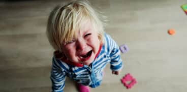 Copilului tău îi este frică de întuneric, de monștri, de străini, de doctor? Ajută-ți copilul să scape de cele mai întâlnite frici ale copilăriei prin jocuri terapeutice | Demamici.ro