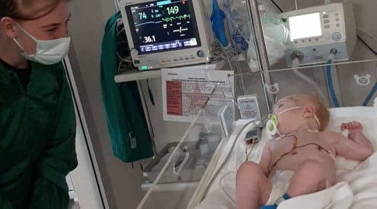 Vlăduț, un bebeluș de 3 luni, refuzat de mai multe spitale. Băiețelul are nevoie urgent de ajutor ca să trăiască
